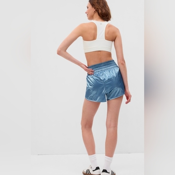 NWT GapFit High Rise Running Shorts In Ice Blue Shine Women's Petite XS - Picture 1 of 6